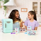 Foto van speelgoed 04_Cookeez Makery Koelkast_2_02 23511_COOKEEZMAKERY_FREEZYCAKEZ_LIFESTYLE_1X1_BG_01.jpg